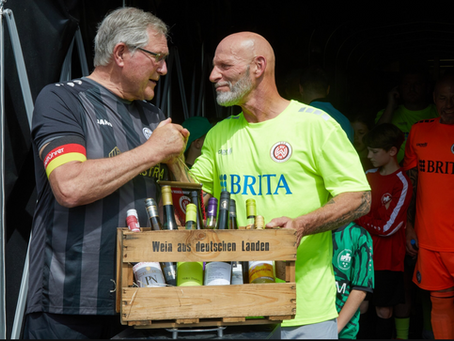 Donnerwetter im Rheingau: 20 Jahre WEINELF – Jubiläumsspiel in der BRITA-Arena endet torlos