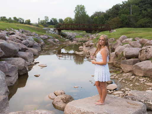 Best Time for Senior Photos. Lighting, Locations, and Outfit Tips