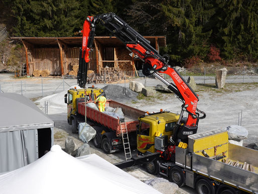 Ankunft der Steine auf dem Werkplatz