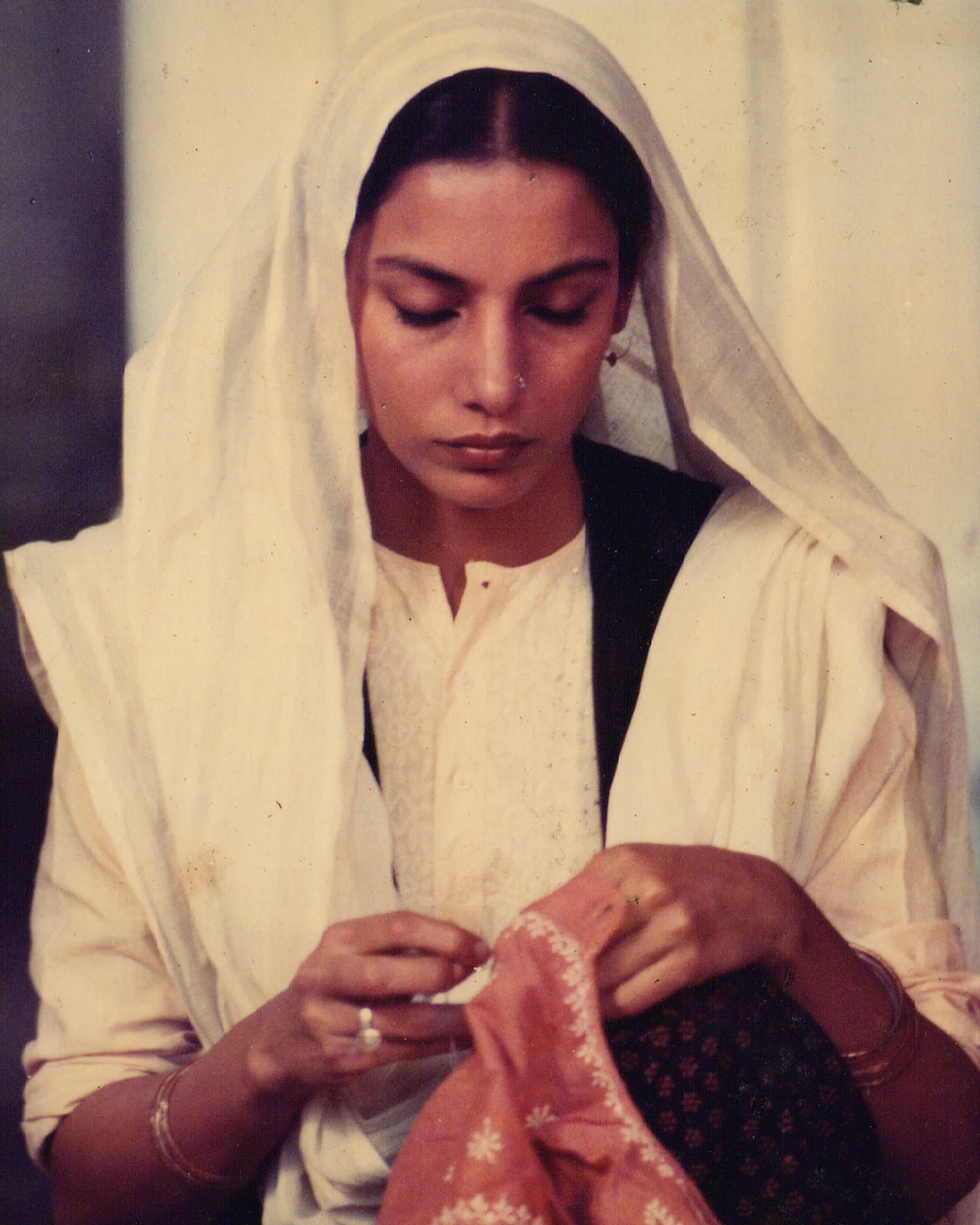 Shabana Azmi as Anjuman in the fields of Awadh in Muzaffar Ali's Anjuman