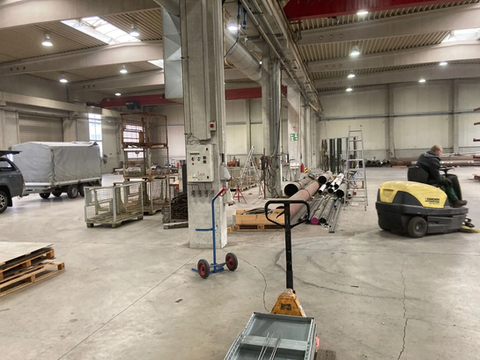 Eine Lagerhalle wird von uns geräumt