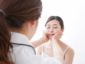 20代でフェイスリフト⁉︎若年化のリスクとは？