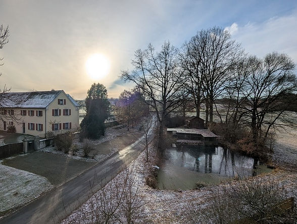 Winterbild Haus mit Fischern