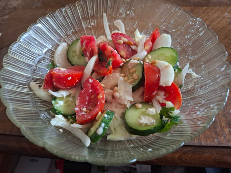 SALATA SA SVEŽIM POVRĆEM I SULGUNI SIROM