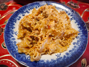 PASTA U SOSU OD PEČENOG SIRA, PARADAJZA I MESA