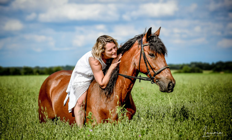 Portait d'un cheval et sa propriétaire dans les champs photographié par Laurie Photographie