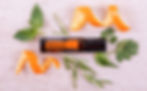 läschchen des ätherischen Öls Motivate® von doTERRA auf hellem Hintergrund, umgeben von sanften Natur-Elementen wie Eukalyptus und einem Notizbuch – symbolisch für Motivation und Neuanfang.