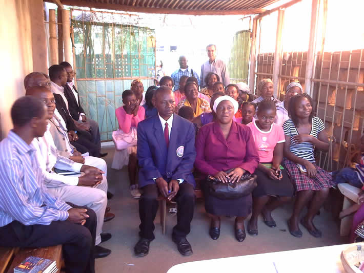 Equipe de pastores assiste a culto na congregação, em Chimoio (Moçambique)
