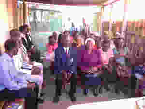 Equipe de pastores assiste a culto na congregação, em Chimoio (Moçambique)