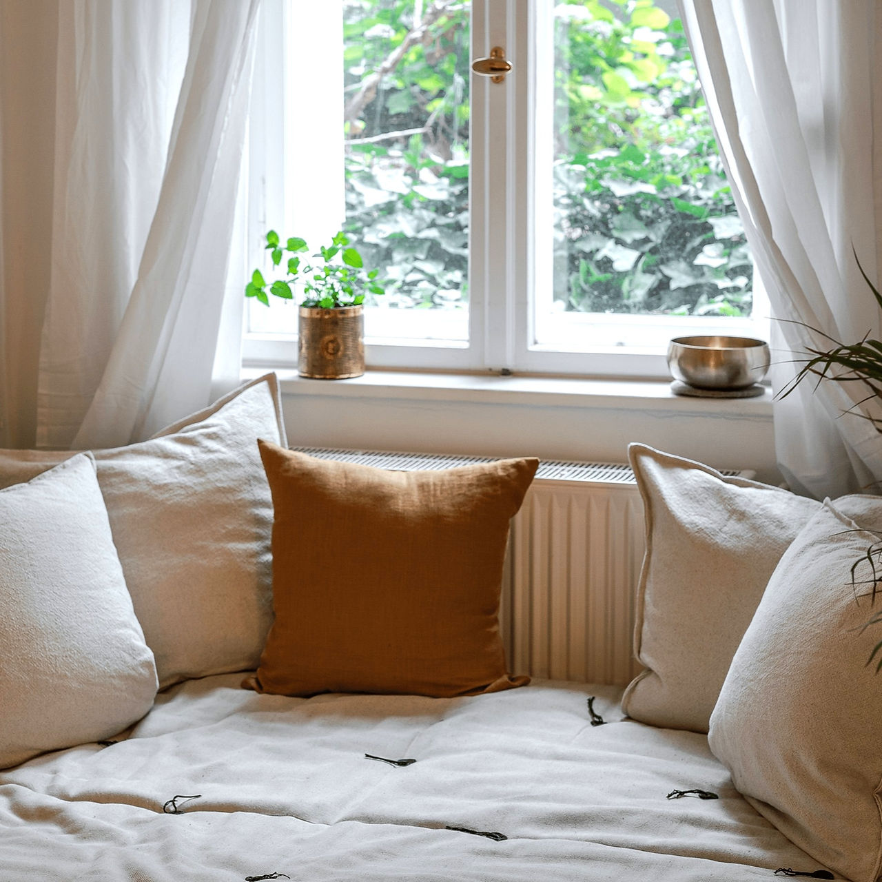 Osteopathie-Behandlungsbereich mit Futon in ruhiger Ecke der Praxis in Berlin-Pankow
