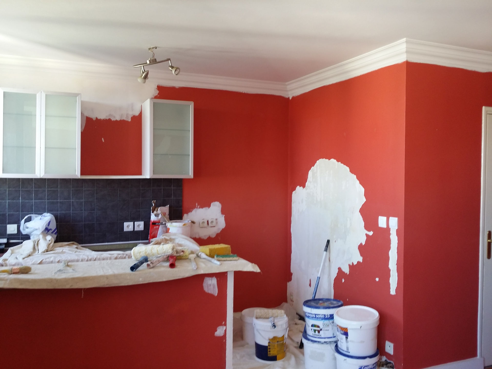 Dégât des eaux du a une fuite de radiateur (image avant) par DE MIRAS PEINTURE ARTISAN