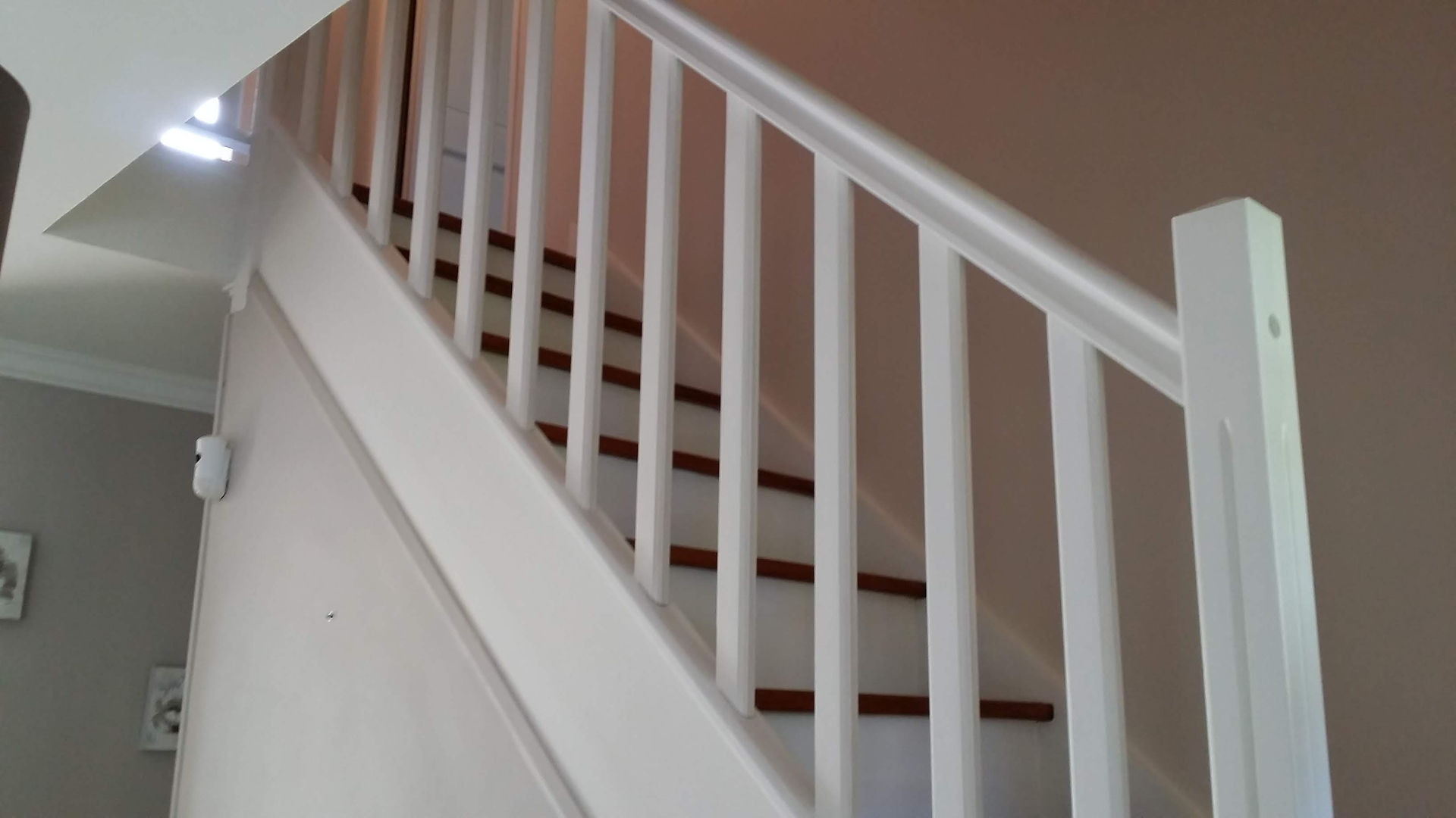 Escalier peinture et vitrification vu du bas terminées par De Miras, peintre à Palaiseau