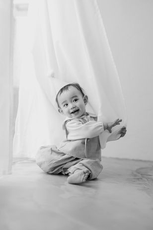 スタジオでの誕生日撮影で、自然な笑顔がこぼれた瞬間の子どもの写真