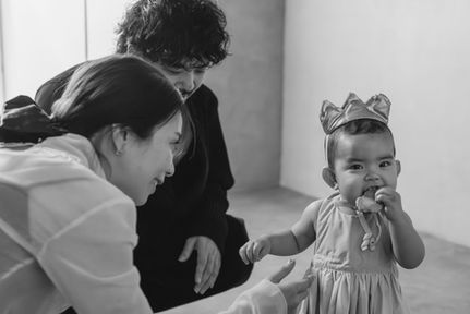 大阪フォトスタジオでスマッシュケーキを家族で食べている様子