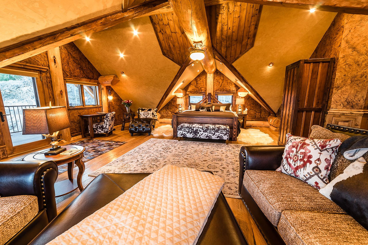 Yellowstone King Suite living area with sofas and warm lamplight