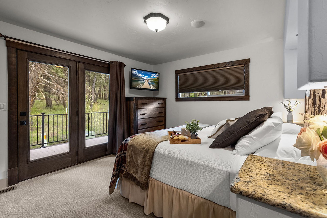 Somers House: king bedroom with balcony doors to the greenery