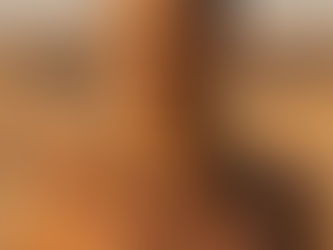 Mulher confiante olhando pela janela, luz dourada e expressão de recomeço — representando a força feminina e o propósito da DEVA Brasil.