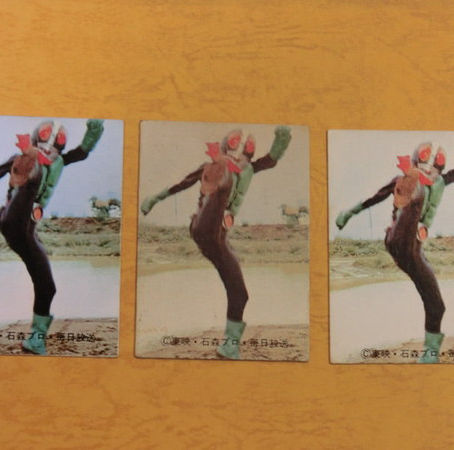 旧カルビー仮面ライダーカード No.63のカミカタタイプ(紙硬タイプ)、カミワルタイプ(紙悪タイプ)、新明朝タイプ