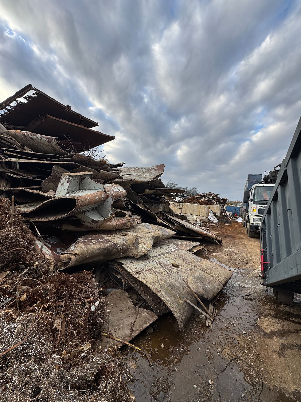 Lot de métaux et raccords à recycler chez Gimenez Récupération Vias - rachat ferraille particulier Hérault