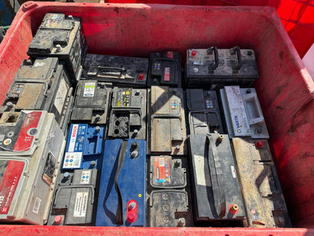 Pile de batteries auto à recycler chez Gimenez Récupération Vias - rachat plomb particuliers Hérault