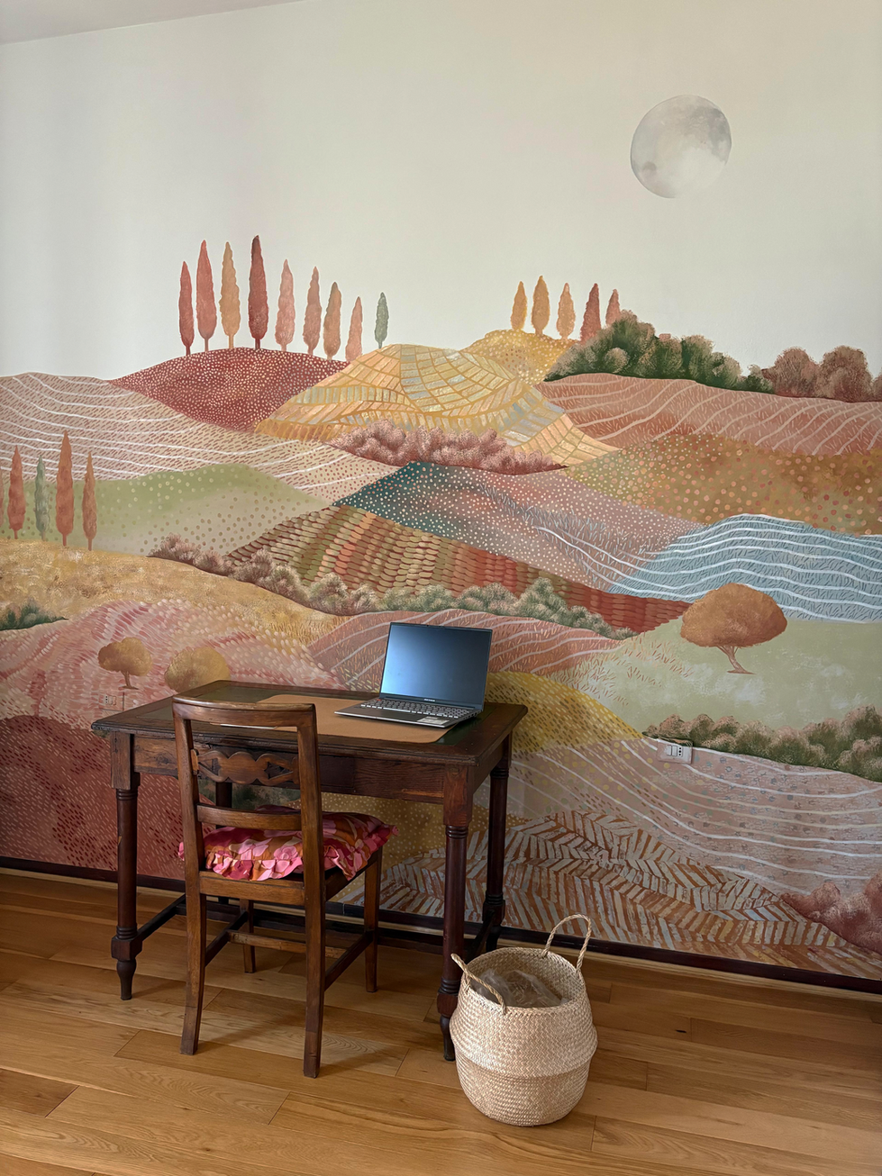 decorazione pittorica per studio d'arte, con colline toscane formate da colori e pattern ritmati