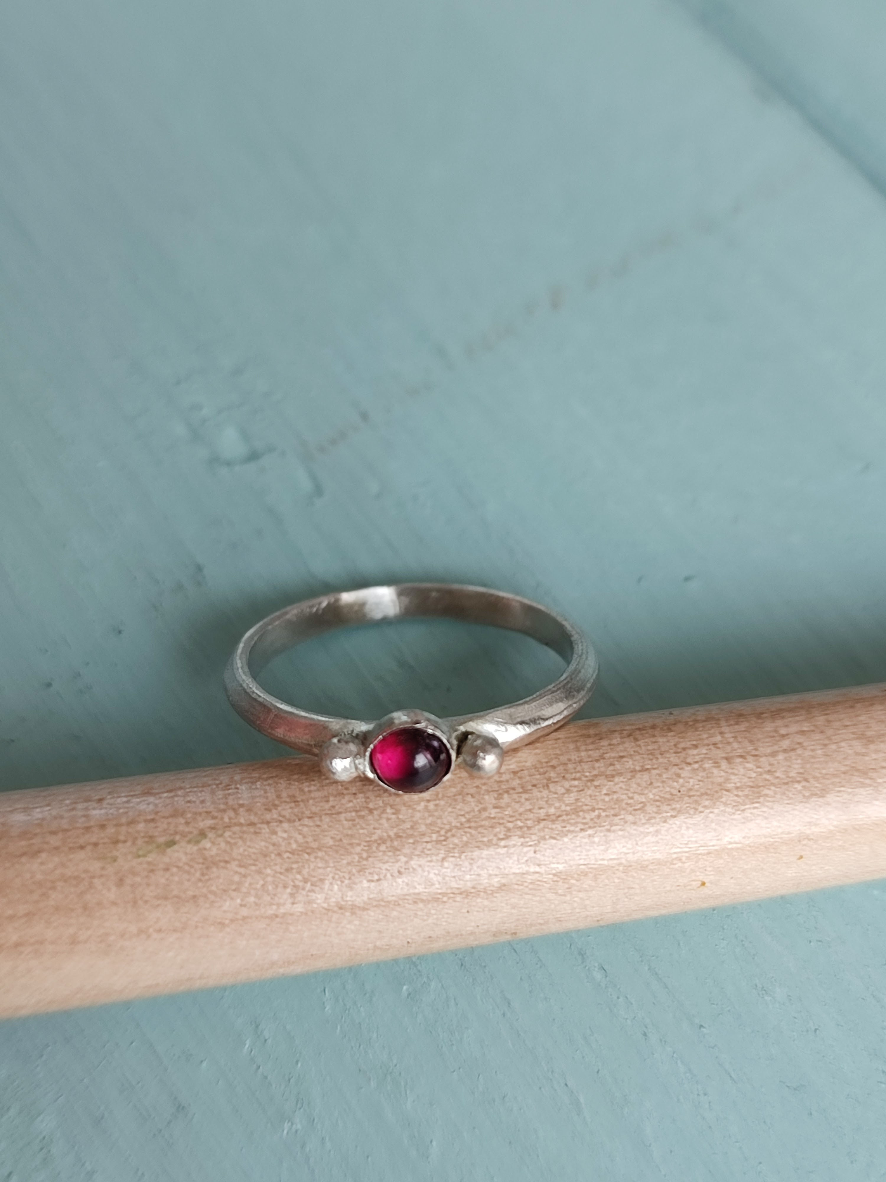 טבעת דקה עם אבן גרנט