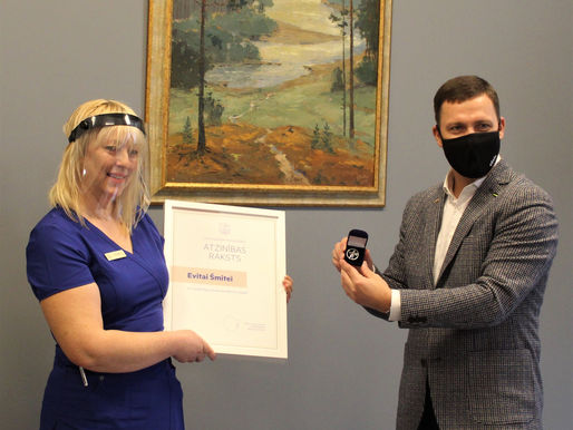 Evita Šmite saņem Cēsu novada pašvaldības augstāko apbalvojumu kā "Gada darbinieks 2020"
