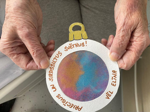 Kā Ziemassvētku gaidīšana māca laipnību un empātiju jau no agras bērnības