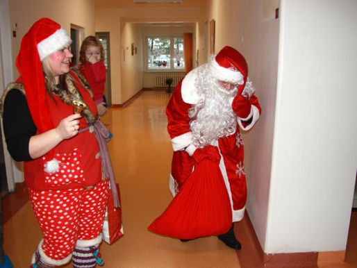 Šodien Cēsu klīnikā viesojās SirdsDarbs rūķu darbnīcas Ziemassvētku vecītis ar saviem rūķu palīgiem