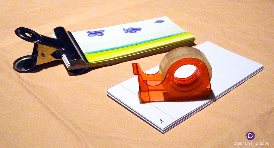 Finalisation du Flip book : les attaches - représente le flip book avec une pince et du scotch