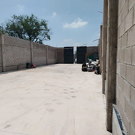 ¡Renta ideal para tu negocio! 🔧🚛
Se renta amplia bodega o almacén a cielo abierto con excelente ubicación.
📍 Av. del Desierto, a solo 380 metros de Av. Damián Carmona, antes del Fracc. Fuerte Ventura.
🔹 Superficie de 350 m²
🔹 10 metros de frente
🔹 Cuenta con:
• Aljibe
• Rampa de acceso
• Firme de concreto
• Portón de fierro para mayor seguridad
💰 Renta mensual: $15,000.00
Ideal para resguardo de maquinaria, materiales de construcción, vehículos o para actividades logísticas.
