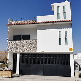 Casa en Venta en Fuerte Ventura 

¡Amplia y moderna residencia con excelentes amenidades!

🔹 Planta Baja:
✅ Cochera para 3 autos con portón eléctrico
✅ Sala y comedor con excelente iluminación
✅ Cocina equipada con cocineta y barra desayunadora
✅ Amplia área de despensa
✅ 1 recámara con clóset
✅ 1 baño completo

🔹 Segundo Nivel:
✅ Recámara principal con vestidor y baño completo con tina y cancel de cristal
✅ Recámara secundaria con vestidor y baño completo con cancel de acrílico
✅ Hall de TV
✅ Área de lavandería

🔹 Tercer Nivel:
✅ Roof Garden
✅ Bodega
✅ ½ baño
✅ Barra y cocineta con parrillas y horno

🔹 Sótano:
✅ Bar con barra y mesas de juego
✅ ½ baño
✅ 1 recámara adicional

📌 Precio de venta: $4,000,000
🏡 Se aceptan créditos hipotecarios

¡Agenda tu cita hoy mismo y conoce esta increíble propiedad!