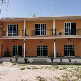 ¡Oportunidad única! Casa equipada en amplio terreno, ideal para casa de campo o salón de fiestas
Precio: $5,300,000.00

Si buscas un espacio amplio, versátil y completamente equipado, esta propiedad es para ti. Con 1,162.25 m² de terreno, ofrece el entorno perfecto para disfrutar de la naturaleza, reuniones familiares o incluso eventos.

✨ Características destacadas:
✅ Terreno amplio y seguro: 39 metros de frente sobre avenida, completamente bardeado con malla concertina e iluminación en el jardín.
✅ Espacios recreativos: Horno rústico grande, media cancha de básquetbol, área de fogata con asientos y una gran variedad de árboles frutales (durazno, naranja, mandarina, granada, níspero, entre otros).
✅ Acceso y servicios: Portón de 5 m de ancho, cochera espaciosa, aljibe de 14,000 litros, tanque de agua residual con bomba para riego y biodigestor.

Casa de dos niveles con acabados de calidad
Planta Baja:
✔️ Amplia terraza cubierta con medio baño, lámparas y vigas de madera.
✔️ Sala, comedor y un ambiente intermedio de gran tamaño.
✔️ Cocina integral abierta con estufa y campana.
✔️ Bodega/alacena con estantería de madera a la medida.
✔️ Patio de servicio con domo semitranslúcido.

Planta Alta:
✔️ Recámara principal con vestidor, baño privado y balcón.
✔️ 2 recámaras secundarias con clóset y balcón.
✔️ Baño compartido con doble lavabo.
✔️ Pasillo y hall de TV.

✨ Detalles adicionales: Ventanas de aluminio blanco con cristales ahumados, iluminación LED, escalera tipo industrial de herrería y madera, herrería en balcón. Además, cuenta con calentador de paso, tanque de gas estacionario de 300 litros y tinaco de 1,100 litros.

📍 ¡Aprovecha esta increíble oportunidad para inversión o descanso!

📞 Contáctanos para más información o para agendar una visita.