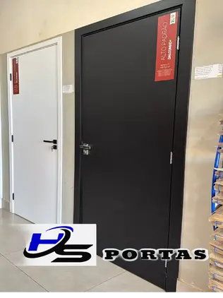 Nova porta lisa para quarto com acabamento moderno e instalação profissional