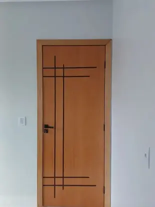 detalhe de porta de madeira de qualidade com acabamento profissional em Goiás