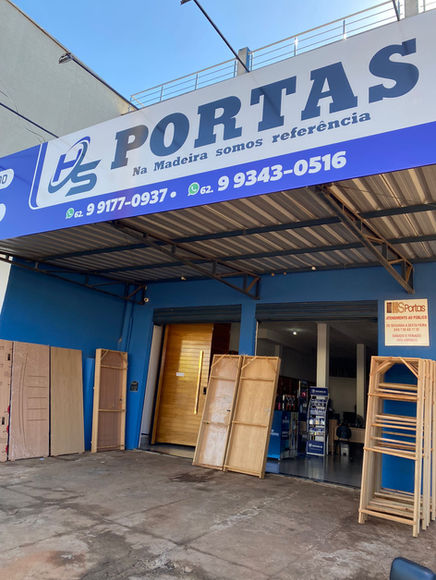 Porta de madeira sob medida fabricada em Inhumas pela HS Portas