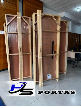 Novo kit porta pronta de madeira instalado com portal e fechadura