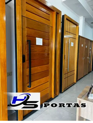 Nova porta de madeira maciça com acabamento premium para residência em Goiânia