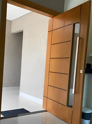 modelo de porta de madeira para sala com design elegante e acabamento natural