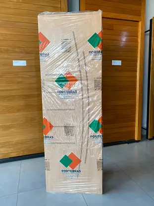 porta de madeira para entrada residencial em Brazabrantes GO com acabamento moderno
