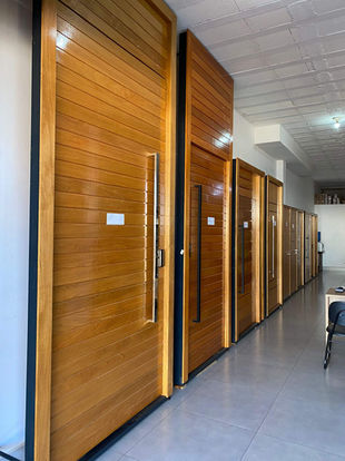 porta de madeira sob medida instalada em quarto com ótimo acabamento