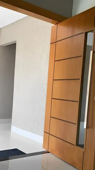 Porta de madeira de 80 por 210 centímetros para quarto