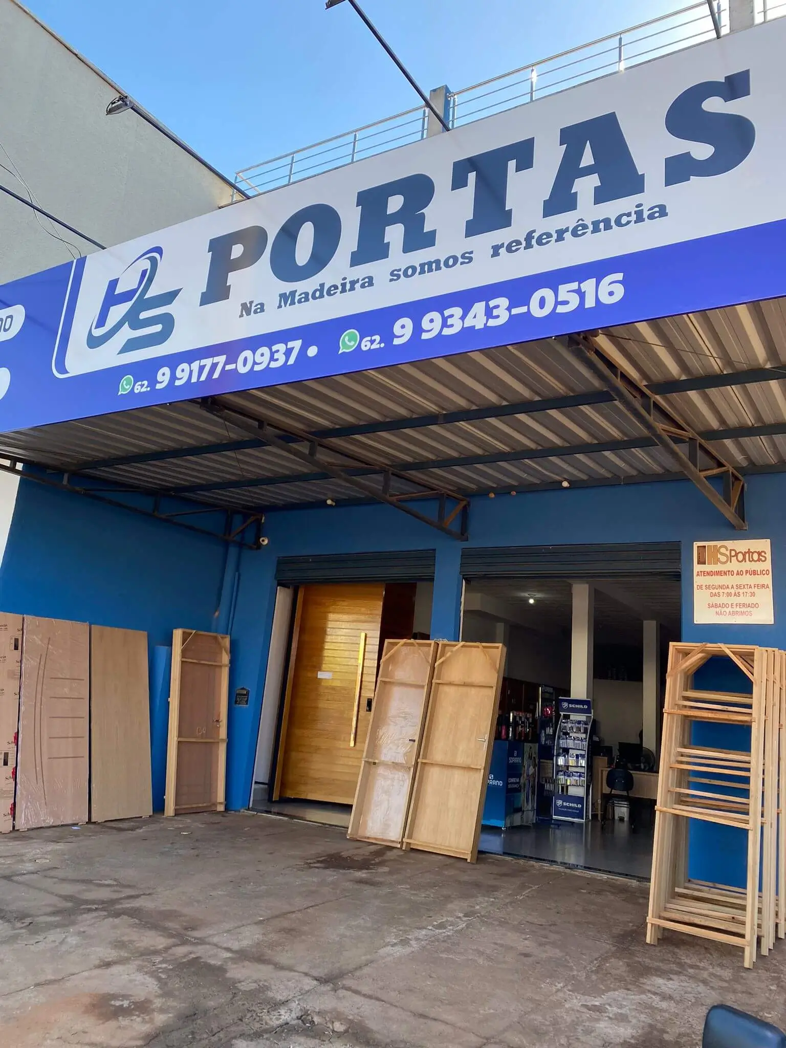 frente da loja de porta de madeira em goianira