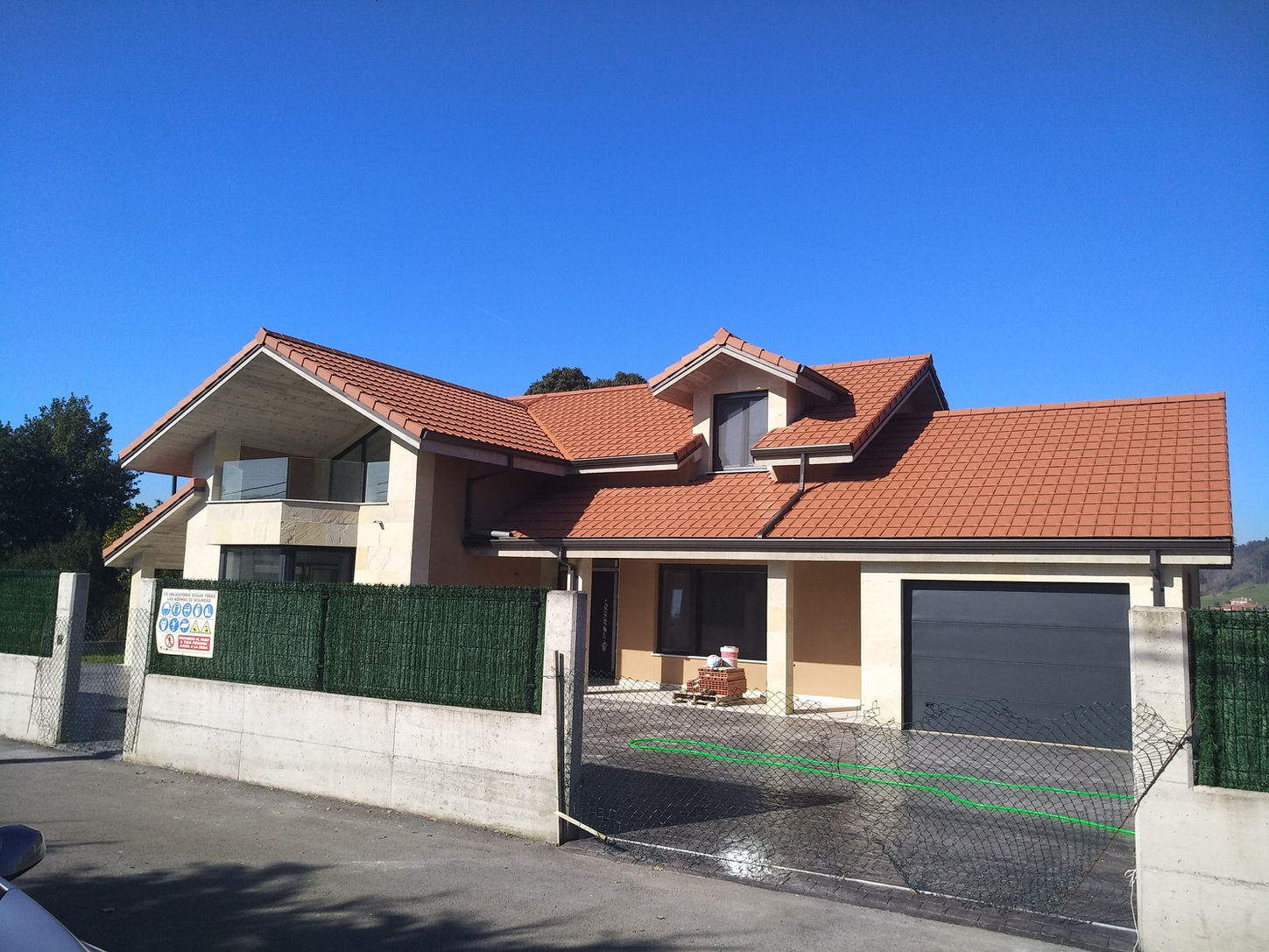 VIENNA - TVRK Roofing tiles
Clay roof tiles
Ceramic roof tiles
Concrete roof tiles
Slate roof tiles
Metal roof tiles
Terracotta roof tiles
Shingle roof tiles
Flat roof tiles
Interlocking roof tiles
Lightweight roof tiles
Synthetic roof tiles