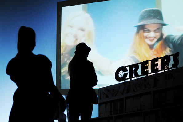 Creeps, Regie: Teo Adebisi