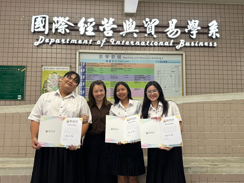 น้องโฟนนี่ กับเพื่อนๆ โชว์ Certificate ฝึกงานเสร็จแล้ววววว ณ NPTU