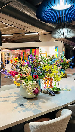 Qoozy Decoration zijn handbeschilderde vazen met zijden bloemen.