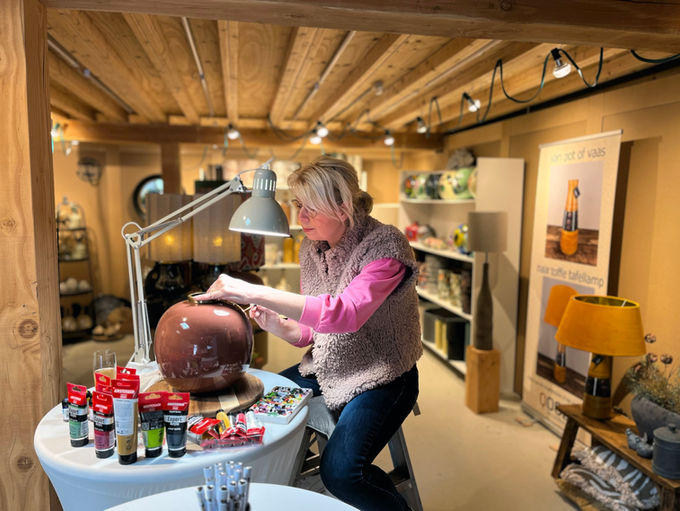 Qoozy Decoration heeft een eigen atelier en werkplaats voor de handgemaakte lampenkappen en tafellampen.