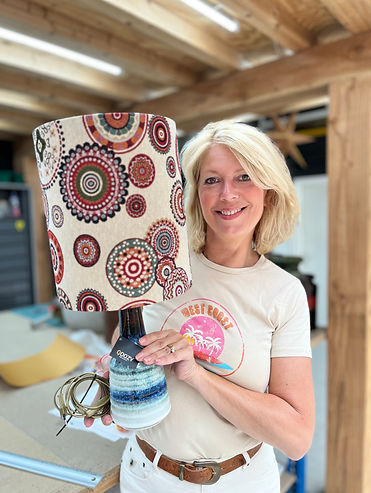 Qoozy Decoration heeft een eigen atelier en werkplaats voor de handgemaakte lampenkappen en tafellampen.
