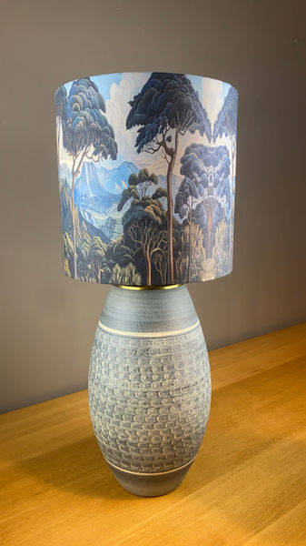 Qoozy Decoration handgemaakte lampenkappen en complete tafellampen.